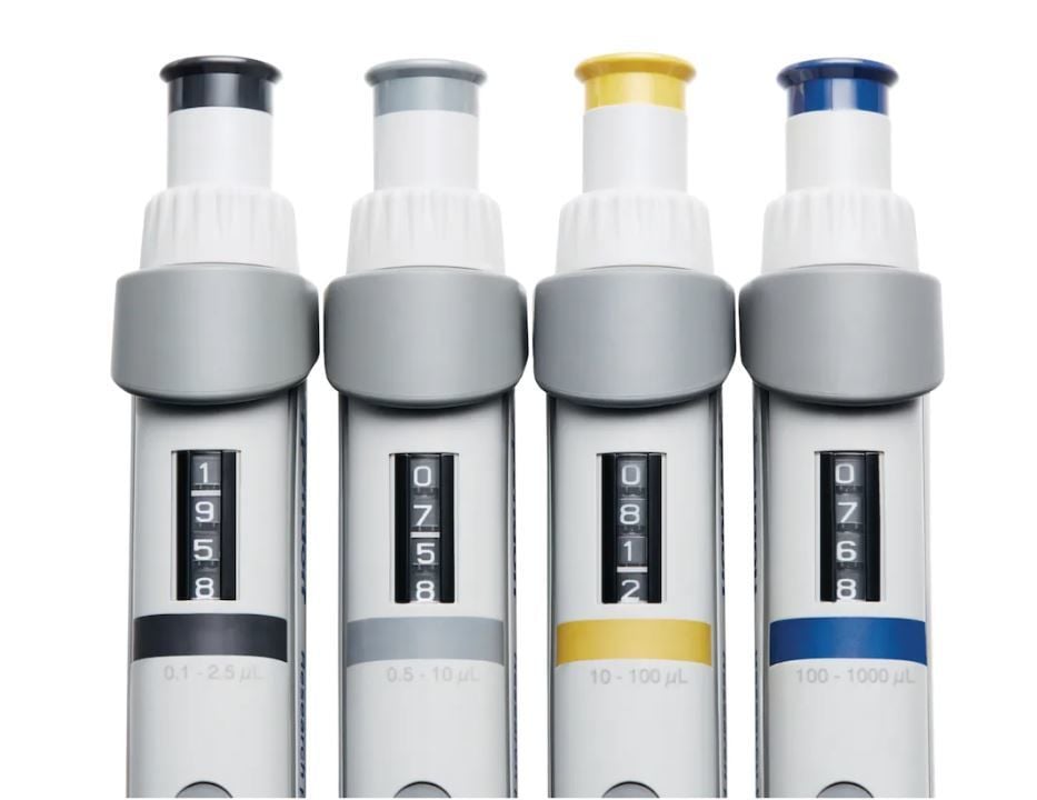 Eppendorf Research® Plus Otomatik Pipet Seti: 100 – 1,000 µL, 0.5-5 mL, 1-10 mL Kutulu Uçları ile Komple Set – Option 3