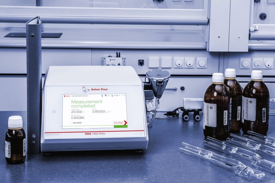 Anton Paar DMA 1002 Petro Model Kompakt Dijital Masa Üstü Yoğunluk Ölçer (ASTM D4052 ve ISO 12185 ile uyumlu)