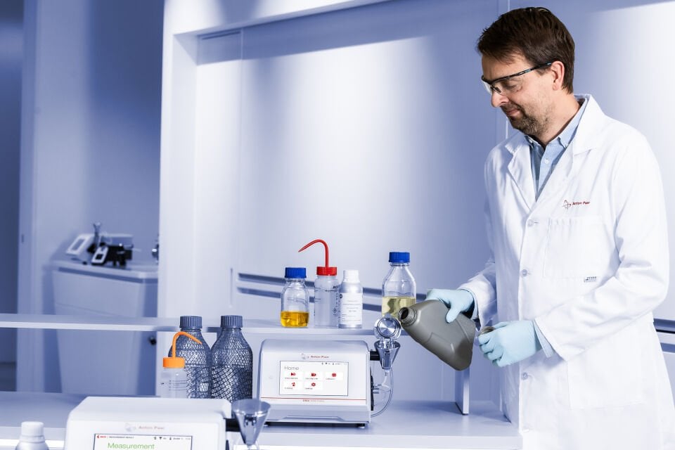 Anton Paar DMA 1102 Petro Model Kompakt Dijital Masa Üstü Yoğunluk Ölçer (ASTM D4052 ve ISO 12185 ile uyumlu)